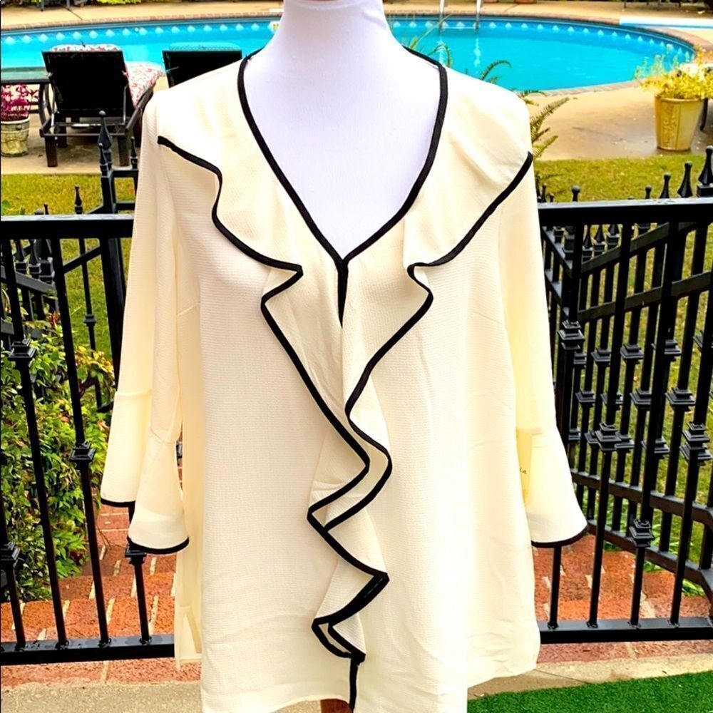 Med Misia Top Cream w/ Black Trim NWT women’s